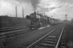 044 420 (44 1420) verlässt mit dem 1 000 000 t Flüssigeisen-Transport den Bahnhof Bochum-Präsident. (18.04.1972) <i>Foto: Willi Marotz</i>