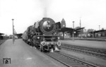 01 169 verlässt mit D 84 nach Frankfurt den Bahnhof Gießen. (28.08.1961) <i>Foto: Gerhard Moll</i>