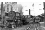 01 228 vom Bw Osnabrück und 39 048 vom Bw Jünkerath vor der Dauerbaustelle Kölner Dom in Köln Hbf. (04.07.1964) <i>Foto: W. Kölsch (Slg. G Moll)</i>