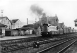 03 1047 vom Bw Hagen-Eckesey im Bahnhof Kreuztal. Die Lok verblieb nach dem Krieg als Pm 3-9 bei der PKP und wurde stark beschädigt bereits 1946 ausgemustert. (03.1944) <i>Foto: Slg. G. Moll</i>
