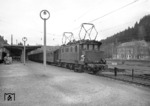 E 44 1176 auf der Fahrt von Freiburg in den Schwarzwald im Bahnhof Titisee. Links der Übergang an die Züge der Dreiseenbahn nach Seebrugg. (12.05.1962) <i>Foto: Walter Hollnagel</i>