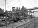 Werklok des Hüttenwerks "Schalker Verein" vor der gleichnamigen Industriekulisse in Gelsenkirchen. (1956) <i>Foto: Willi Marotz</i>