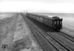 Blick vom Dach der Blockstelle Hindenburgdamm auf einen auf Zugkreuzung wartenden Eilzug. (26.07.1956) <i>Foto: Walter Hollnagel</i>