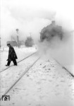 Rangierbetrieb im winterlichen Bahnhof Hamburg-Langenfelde mit Loks der Baureihen 74, 78 und 94. (27.02.1958) <i>Foto: Walter Hollnagel</i>