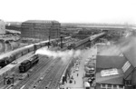 Blick von einem 26m-Baugerüst auf den Zugverkehr am Hamburger Hbf. Während ein VT 11 als TEE 78 in Richtung Süden entschwindet, läuft die Hannoveraner Neukessel 01 126 in Hamburg Hbf ein. Links warten 03 149 und 78 237. (27.05.1962) <i>Foto: Walter Hollnagel</i>