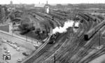 Blick von einem 26m Baugerüst auf die mit einem Leerzug in Hamburg Hbf einfahrende 78 203. (27.05.1962) <i>Foto: Walter Hollnagel</i>