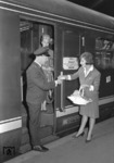 Verteilung von Gratisproben eines bekannten kölnischen Duftwassers am TEE "Diamant" (Antwerpen - Dortmund) in Köln Hbf. (1965) <i>Foto: Fischer</i>