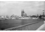 Blick auf die kriegszerstörte Kölner Altstadt mit Dom, Hauptbahnhof und Hohenzollernbrücke. (1948) <i>Foto: RBD Köln</i>