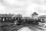 17 1104 auf der Drehscheibe des Bw Frankfurt/Oder. Vor dem Schuppen warten 38 3173 und 17 1125. (1930) <i>Foto: RVM</i>