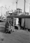 Fischverladung in einen Kühlwagen im Hamburger Hafen. (12.05.1964) <i>Foto: Walter Hollnagel</i>