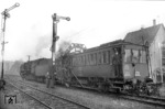 Lichtraum-Meßwagen der BD Köln im Bahnhof Schladern an der Sieg. Vorne 50 035. (1951) <i>Foto: Fischer</i>