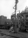 Vermessen des Lichtraumprofils am Ausfahrsignal C 2 des Bahnhofs Schladern/Sieg. (1951) <i>Foto: Fischer</i>