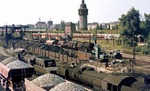 Volles Haus mit betriebsfähigen und abgestellten Loks der Baureihe 52 im Bw Berlin-Schöneweide. (14.08.1976) <i>Foto: Joachim Bügel</i>