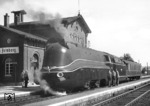 Probefahrt der Dampfmotorenlokomotive 19 1001 im Bahnhof Gensungen-Felsberg (Strecke Kassel - Treysa). (17.06.1941) <i>Foto: Rudolf Kreutzer</i>
