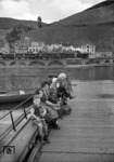 Ein Zug der Moseltalbahn passiert den Fähranleger von Zell, während der Fotograf skeptisch beäugt wird. (1937) <i>Foto: RVM</i>