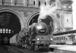 18 004 vor dem Dresdener Schnellzug in Berlin Anhalter Bahnhof. (1935) <i>Foto: RVM</i>