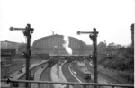 Blick auf den Hamburger Hauptbahnhof mit 41 259 und einer unbekannten 78. (24.04.1959) <i>Foto: Walter Hollnagel</i>
