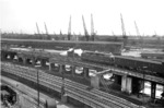 Die fabrikneue V 200 044 mit einem Schnellzug auf der Hamburger Pfeilerbahn zwischen Hauptbahnhof und Abzw. Elbebrücke. (22.05.1959) <i>Foto: Walter Hollnagel</i>