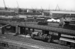 Blick vom Schuppendach der Güterabfertigung des ehemaligen Bahnhofs Hamburg Hannovrischer Bf. auf Rangierloks im Hamburger Hafengebiet. (22.05.1959) <i>Foto: Walter Hollnagel</i>