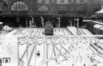 V 200 034 verlässt den Hamburger Hauptbahnhof in Richtung Dammtor. (03.02.1961) <i>Foto: Walter Hollnagel</i>
