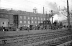 Zwei Werkloks der HOAG in Oberhausen verschieben Pfannenwagen mit flüssigem Roheisen im Werksgelände. (15.03.1960) <i>Foto: Slg. Eisenbahnstiftung</i>