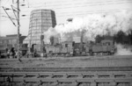 Zwei C-Kuppler der Hüttenwerke Oberhausen rangieren einen Flüssigeisentransport im Werksgelände. (15.03.1960) <i>Foto: Slg. Eisenbahnstiftung</i>