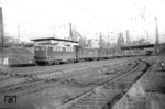 E 10 130 läuft vor der Kulisse der HOAG in Oberhausen Hbf ein. Heute steht hier ein Einkaufszentrum (Centro-Oberhausen). (15.03.1960) <i>Foto: Willi Marotz</i>