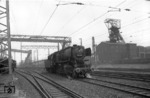 50 2195 vor der Kulisse der Zeche Alma in Gelsenkirchen. (1961) <i>Foto: Willi Marotz</i>