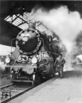 18 429 vom Bw Ludwighsafen vor einem Schnellzug in Mainz Hbf. (1931) <i>Foto: RVM</i>