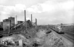 V 200 072 passiert die Kokerei Hansa bei Dortmund. (1959) <i>Foto: Willi Marotz</i>