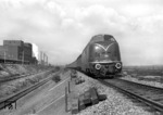 V 200 068 fährt mit ihrem Schnellzug an der Kokerei Hansa in Dortmund vorbei. (1959) <i>Foto: Willi Marotz</i>