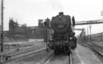 50 264 vor der Kulisse des Hüttenwerkes "Schalker Verein" in Gelsenkirchen. (1959) <i>Foto: Willi Marotz</i>