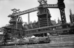 Werklok mit Pfannenwagen und flüssigem Roheisen vor den Anlagen des Hüttenwerks "Schalker Verein" in Gelsenkirchen. (1959) <i>Foto: Willi Marotz</i>
