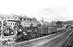 18 447 vor dem Rheingoldzug in Boppard auf dem Weg nach Norden. (1928) <i>Foto: Hermann Maey</i>