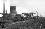 Eine Werklok mit zwei Roheisenpfannenwagen an den Anlagen des Hüttenwerks "Schalker Verein" in Gelsenkirchen. (1959) <i>Foto: Willi Marotz</i>