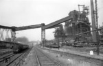 38 4003 passiert mit ihrem Nahverkehrszug die Anlagen des Hüttenwerks "Schalker Verein" in Gelsenkirchen. (1959) <i>Foto: Willi Marotz</i>