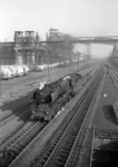 Die markante Hochofenanlage desHüttenwerks „Schalker Verein“ der Rheinischen Stahlwerke AG passiert im Jahr 1959 kurz vor der Einfahrt in den Gelsenkirchener Hauptbahnhof die 03 094 (Bw Mönchengladbach) mit einem Schnellzug. Noch ist die Welt beim größten Arbeitgeber der Stadt in Ordnung. Mit drei Hochöfen und rund 5.000 Beschäftigten werden Anfang der 1960er Jahre – mittlerweile in die Rheinstahl Hüttenwerke AG, Werk Schalker Verein, aufgegangen – noch 549.000 Tonnen Roheisen produziert und in den angegliederten Gießereien und Werkstätten weiterverarbeitet. (1959) <i>Foto: Willi Marotz</i>