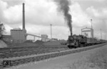 94 1580 des Bw Dortmund Rbf im gerade erst in Betrieb gegangenen neuen Steinkohlekraftwerk in Castrop-Rauxel. Mit einer Leistung von 120 Megawatt war es seinerzeit Deutschlands größtes Blockkraftwerk auf Steinkohlebasis. (1958) <i>Foto: Willi Marotz</i>