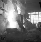 Abstechen von flüssigem Roheisen in einen Pfannenwagen bei der Fa. Mannesmann. (1956) <i>Foto: Willi Marotz</i>