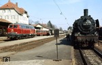 Die 50 Jahre alte 038 711 (38 3711, Baujahr 1922) trifft auf die fabrikneue 218 163 (Abnahme 02.03.1972) im Bahnhof Freudenstadt. (16.03.1972) <i>Foto: Peter Schiffer</i>