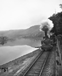 Ein Zug der Moseltalbahn nach dem Verlassen von Zell/Mosel (im Hintergrund) auf der Fahrt in Richtung Bernkastel. (1937) <i>Foto: RVM</i>