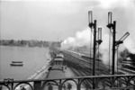 Blick auf den Bodenseedamm mit einem aus Lindau ausfahrenden Zug. (1938) <i>Foto: RVM (Felten)</i>