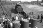 Anlässlich des Kirchentages in Köln erwärmte 55 2771 in Großbehältern die Essensrationen für die Gläubigen im Bahnhof Deutz-Tief. (30.08.1956) <i>Foto: Fischer</i>