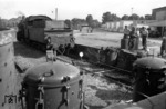 Anlässlich des Kirchentages in Köln erwärmte 55 2771 in Großbehältern die Essensrationen für die Gläubigen im Bahnhof Deutz-Tief. (30.08.1956) <i>Foto: Fischer</i>