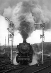 044 596 (44 596) verlässt mit ihrem Nahgüterzug Ng 63170 den Bahnhof Au an der Sieg. (17.07.1975) <i>Foto: Joachim Bügel</i>