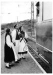 In landesüblicher Tracht wird der Lokführter eines VT im Bahnhof (Reutlingen-)Betzingen an der Strecke Tübingen - Plochingen begrüßt. (1937) <i>Foto: RVM</i>