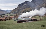 Seit 1889 ist Klosters an die Landquart-Davos-Bahn, die heutige Rhätische Bahn, angeschlossen. Die Bahnhöfe Klosters Dorf, Klosters (Platz) und Cavadürli (1352 m) sind seitdem Endpunkt für unzählige Touristen, seit 1904 auch für Wintersportler. RhB G 4/5 107 ist mit Extrazug 3021 bei Klosters-Dorf unterwegs. (13.10.1988) <i>Foto: Ulrich Neumann</i>