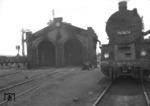 56 2674 und das Lokpersonal gönnen sich eine Erholungspause in der Lokstation Remagen. (1950) <i>Foto: RBD Köln</i>