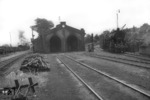 Blick in die Lokstation Remagen an der linken Rheinstrecke. Rechts steht 56 2674 im Bw Gelände, links wartet ein Güterzug mit einer 50 auf Ausfahrt. (1950) <i>Foto: RBD Köln</i>