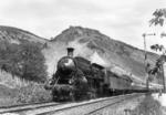 18 524 mit dem Rheingoldzug FFD 102 bei der Blockstelle Peternach (Boppard). (1930) <i>Foto: Hermann Maey</i>